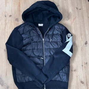 Moncler Cardigan - Fet moncler hoodie i bra skick, Nfc funkar o man får med påsen och alla lappar, den är i fint skick. Den är perfekt nu till våren eller sommarkvällarna Kontakta vid frågor