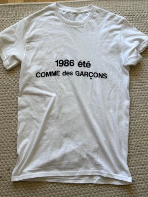 Comme des garçons t shirt - Hej och välkommen till liljestrands vi säljer nu en cdg t shirt perfekt för sommar och vår storlek S,som ny,inga defekter kom med frågor osv mvh liljestrand