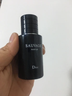 Dior Sauvage Parfum 30ml - Dior Sauvage Parfum i en elegant, mörkblå cylinderformad glasflaska med svart lock. Flaskan har en stilren design med vit text och känns lyxig och modern. En ikonisk doft som passar dig som vill sticka ut.