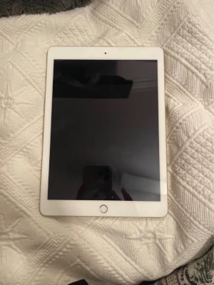 Ipad generation 5 - Säljer en guldfärgad iPad generation 5 med 32GB. Batterihälsan är bra. Få repor på baksidan