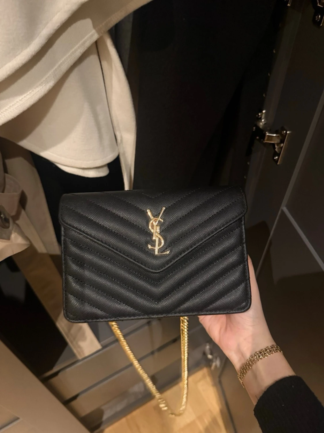 Svart handväska med kedja  - 2