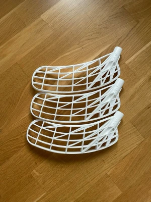 Unihoc Unilite blad - Säljer nu 3st vita Unihoc Unilite innebandyblad. Alla tre bladen är left och i PP-TI plast. De är använda men inte överdrivet slitna undertill. Ingen av bladen har någon spricka. Vid frågor eller funderingar är det bara att höra av sig.