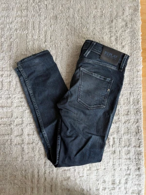 Mörkblå Replay jeans herr - Snygga mörkblå jeans från Replay. Tillverkade i mjuk bomullsdenim med stretch för extra komfort.