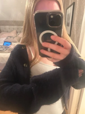 Mörkblå kofta från H&M - Säljer en jättemysig mörkblå kofta från H&M i jättemjukt tyg i storlek S, inte använd ofta och är då i mycket bra skick! Den har fina knappar och passar till allt, stretchigt tyg och mjukt mot kroppen 💗