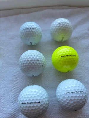 Titleist Pro V1/v1x golfbollar 6-pack A klass - Säljer ett 6-pack Titleist Pro V1/v1x. A klass. 5 vita, 1 gul som passar för dig som vill spela när det mörknar ute och som vill se vart bollen hamnar. Bra kvalitetsbollar till golfbanan. Nån boll kan ha nån liten liten brun fläck eller reklam. Hör av er vid ev funderingar!