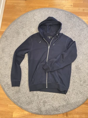 Mörkblå zip hoodie från NEXT - Mörkblå hoodie från NEXT med dragkedja framtill, stilren och enkel!