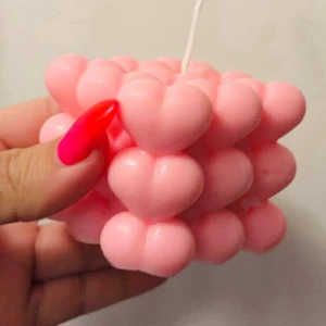 Rosa bubbel-ljus i hjärtform - Unikt rosa ljus i bubbel-design där varje bubbla är formad som ett hjärta. Ljuset är tillverkat av vax och har en söt och modern look, perfekt som dekoration eller present. Passar fint i sovrum eller vardagsrum för en mysig känsla.