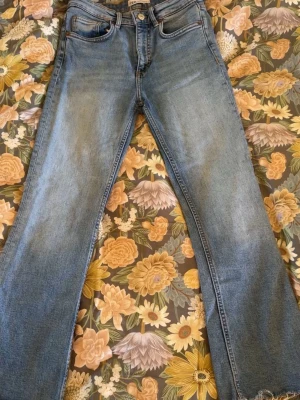 Blå raka jeans - Zara  - Säljer ett par blå jeans med rak passform. Pris går att diskutera. 💞💞 (Det står att storleken är 36 på byxorna, men de sitter lite tajt så skulle säga att de är 32/34 egentligen). 