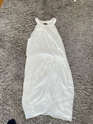 Vit student klänning  - Säljer en elegant vit studentklänning använd vid ett tillfälle.