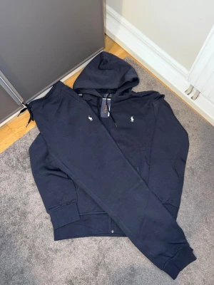 Ralph Lauren tracksuit - Never worn, perfect condition. I ship the same day as the purchase. Size M, very comfortable. 