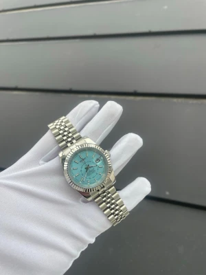 Seiko Sky-Dweller Mod - Helt nybyggd Seiko Sky-Dweller Mod  Specifikationer: Storlek: 39mm Urverk: Nh35 (Automatiskt) Material: 904L Rostfritt Stål Glas: Sapphire Glas Tavla: Ljusblå Bezel: Räfflad Armband: Jubilee, Viklås och Justerbart  Krona: Screw Down Vattentålighet: 30 Meter Klocklåda ingår