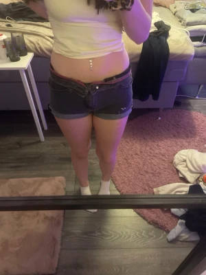 Svarta jeansshorts från Wrangler - Säljer ett par svarta jeansshorts från Wrangler med råa kanter och klassiska bakfickor. Shortsen har låg midja och en snygg, avslappnad passform. Perfekta för varma dagar och enkla att matcha med olika toppar.