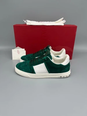 Valentino Flycrew Skor Grön Mocka - • The shoes have been gently used and are in very good condition  • Size: 39 (fits 39.5–40)  • Color: Green  • Retail price: ~5000 SEK (no longer in production, very rare)  • Box, dustbag & valentino card included