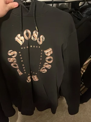 Hugo boss hoodie - En hugo boss hoodie i perfekt skick och som är true to size