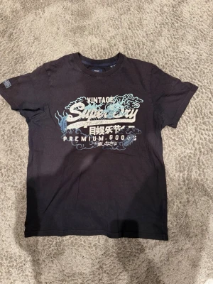 Superdry T-shirt  - Snygg superdry T-shirt med tryck fram. Bra skick. 