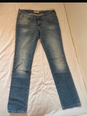 Ljusblå raka jeans från Lee - Innerbenslängd å midjemått finner du i bilderna