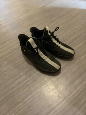 Svarta jordan basketskor st44 - Säljer ett par svarta basketskor från jordan