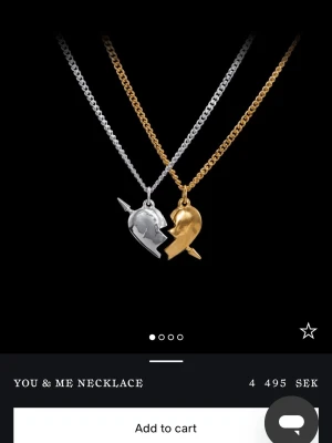You & Me halsband Maria Nilsdotter •KOM MED PRISFÖRSLAG• - Två halsband med varsin halva av ett hjärta, ett i guldton och ett i silver. Hjärtat är delat och har en pil genom sig, vilket ger en cool och unik look. Perfekt för att dela med någon speciell. Kedjorna är klassiska pansarlänkar.från Maria Nilsdotter och i nästan nyskick 