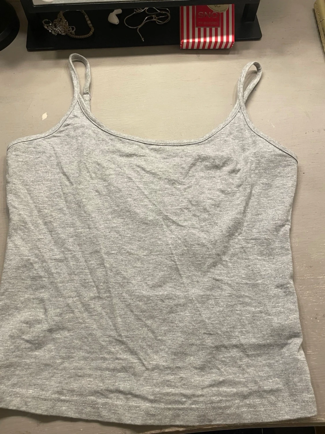 Ljusgrå enkel linnetopp