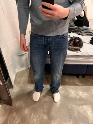 Armani Exchange Straight Jeans - Säljer ett par blå Armani Exchange jeans. Jeans är på helt okej skick. Storlek 32