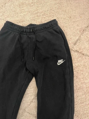 Nike mjukisbyxor - Jätte sköna svarta mjukisbyxor från Nike (märke på vänstra låret). Fint skick och är i storlek xs. Nypris 400kr.