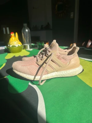 Adidas Ultraboost rosa/beige sneakers - Sjukt snygga ultra boost passar perfekt till sommaren och väldigt sällsynta! 2100kr nya men hos får ni de endast för 599kr! Sjukt bra skick nästan nyskick