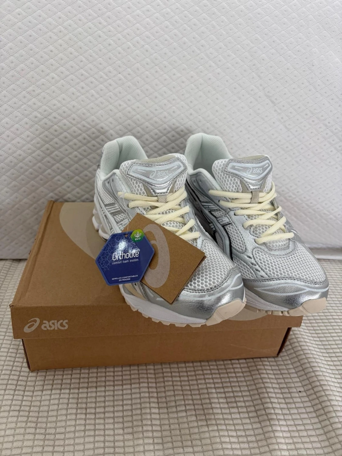 Asics silverfärgade sneakers