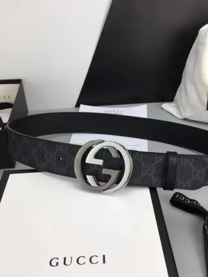 Svart bälte med GG-spänne från Gucci - Säljer ett svart bälte från Gucci med klassiskt GG-spänne i silver. Bältet har diskret mönster och är tillverkat i skinn. Perfekt för dig som vill ha en snygg och stilren accessoar med lyxig känsla. Passar till jeans eller kostymbyxor.