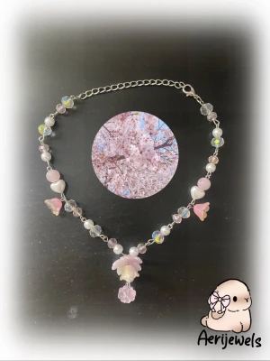 Sakura necklace  - 100% handgjord av mig! Snälla kontakta innan du trycker på köp nu, ifall den redan har blivit såld på en annan app🫶🏼 #trinket #y2k #alt #emo #goth #anime #kpop #scene #whimsical #fairy #fairycore #fairygrunge #kawaii #coquette #sanrio #juminocore #shoujo #swag #mlp #mylittlepony #bluelock #saikik #demonslayer #naruto #jujutsukaisen #jjk