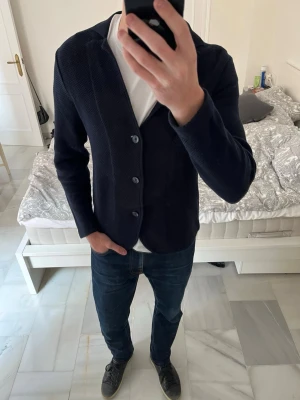 Mörkblå cardigan från Massimo Dutti - Mörkblå cardigan från Massimo Dutti i storleken M. ———————————————————————————                                                 📐| Storlek: M                                                         👖| Märke: Massimo Dutti                                      🔎| Skick: Mycket bra                                            ✍🏻| Skriv om du har några frågor