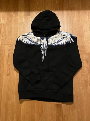 Marcelo Burlon Hoodie - Marcelo Burlon Hoodie i storlek (M), helt ny & tillkommer med påse! TAG FINNS FORTFARANDE PÅ!