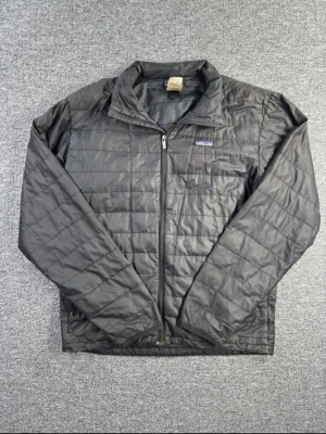 Patagonia jacka - storlek S - Patagonia lättviktsjacka i storlek S. Enkel och stilren outdoor jacka som passar perfekt för vardag eller friluftsliv.  📏 Storlek: S📐 Mått visas i bilderna  ⚠️ Skick: Okej skick. Jackan har några mindre hål samt ett större hål som visas tydligt i bilderna.  Perfekt för dig som gillar Patagonia eller behöver en lätt outdoor jacka.  💸 Följ mig så får du 10% rabatt på köpet!