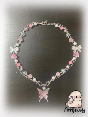 Handgjord halsband - 100% handgjord av mig! Snälla kontakta innan du trycker på köp nu, ifall den redan har blivit såld på en annan app🫶🏼 #trinket #y2k #alt #emo #goth #anime #kpop #scene #whimsical #fairy #fairycore #fairygrunge #kawaii #coquette #sanrio #juminocore #shoujo #swag #mlp #mylittlepony #bluelock #saikik #demonslayer #naruto #jujutsukaisen #jjk