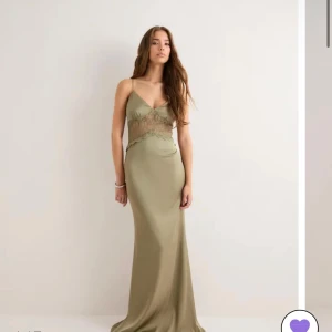 Balklänning  - Intressekoll på denna klänningen från Nelly som är oanvänd, alltså med prislappen kvar! Den är i storlek S💓