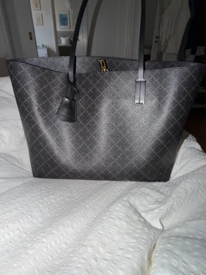 By Malene Birger väska - Säljer nu min Malene Birger väska. Säljer då den inte kommer till användning. Väskan är väldigt sparsamt använd och inga stora tecken på användning. Priset kan eventuellt diskuteras. Skriv vid frågor💗