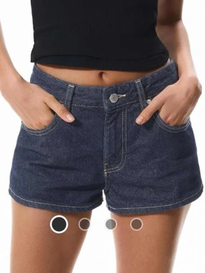 Jeansshorts - Säljer dessa jeansshorts från PULL&BEAR som är helt nya och är endast testade. De är mörkblå och är midwaist. Pris går att diskuteras! Nypris 379kr och är helt slutsåld på hemsidan💕