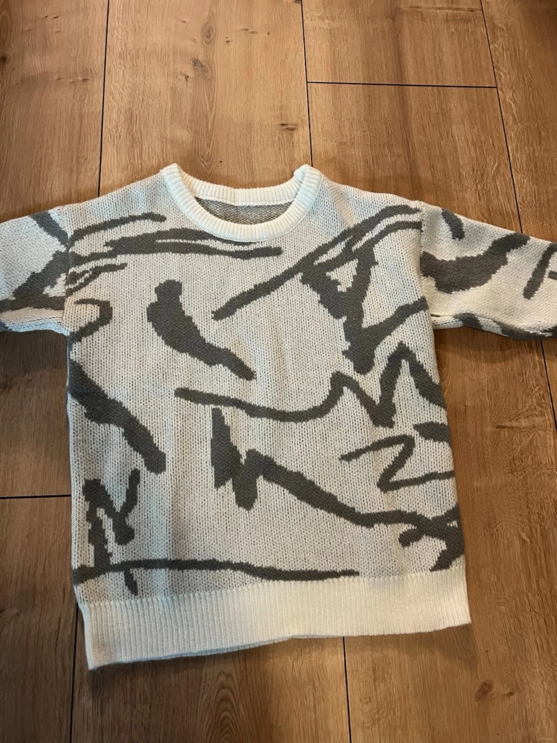 Vit och grå stickad tröja med mönster - 1