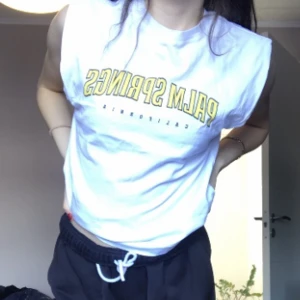 Vit T-shirt  - Vit T-shirt i storlek XS men funkar även S💎 använt 2 gånger, i bra skick 💎❣️ Föreslå Järna pris❤️