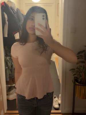 Ljusrosa topp från Gina tricot  - Märke: Gina Tricot Storlek: S Färg: Ljusrosa Skick: Fantastiskt Inga hål eller fläckar, den är som ny. Använd <=4 gånger? Kanske mindre t.o.m Fråga gärna om du har fler frågor! 💖