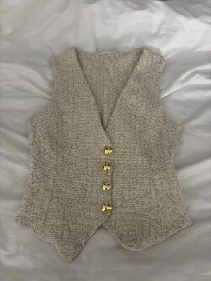 Festtopp - Beige festtopp från Zara med guldiga knappar. Helt ny aldrig använd.