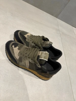 Valentino rockrunners camo  - Säljer ett par riktigt snygga valentino rockrunners i riktigt bra skick, nypris är cirka 7000kr bara att höra av sig vid frågor, priset är ej hugget i sten