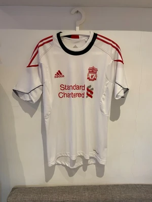 Liverpool tränings tröja från 2010/11-Size M - ✔ Äkta Adidas ✔ Officiell 2010/11‑träningströja ✔ Klassiska röda detaljer ✔ Perfekt för fans, träning eller vardagsbruk