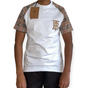 Burberry T-Shirt, Vit, Storlek S - Helt ny, högkvalitativ. Modellen på bilden är 175 cm lång och bär storlek S.  Pris: 949 kr  Leverans: Skickas inom 24 timmar  Observera: Begränsat antal i lager – först till kvarn gäller