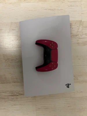 PlayStation 5 med röd DualSense-kontroll - Jag säljer en vit playstaion 5 med en röd playstaison kontroll för 3000kr. Om du bara vi ha playstaion 5 kan jag sälja det för 2800kr. Om du bara vill ha en kontroll kan jag sälja det för 500kr. Det är inga problem med det hör av er vid intresse.