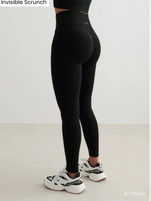 Svarta seamless tights Aim'n S - Säljer ett par svarta seamless tights från Aim'n med hög midja och invisible scrunch-effekt. Tightsen är tillverkade i ett stretchigt och mjukt material som formar sig efter kroppen, perfekta för träning eller gym. Stilren design utan sömmar för maximal komfort. Aldrig använda dp dem är för små för mig ( råkade beställa fel storlek och glömde lämna tillbaka ) Alltså är dem sprillans nya ❤️köpta för 699kr