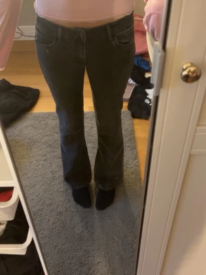 Svarta bootcut jeans med låg midja - Säljer ett par svarta bootcut jeans med låg midja och fina bakfickor. Jeansen har en lätt utsvängd passform nedtill (flare) och är tillverkade i ett mjukt denimtyg. Perfekta för dig som gillar lågmidjade populära jeans! Leg 34. Säljer pga dom ligger bara i min garderob💕