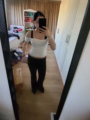 Vit offshoulder topp - Säljer en stilren vit offshoulder topp med korta ärmar. Toppen har en tight passform och är perfekt för dig som gillar en enkel men snygg look. Tillverkad i mjukt bomullsmaterial som känns skönt mot huden. Passar perfekt till både jeans och kjol.