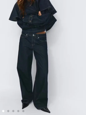 Mörkblå jeans från Gina Tricot  - Super fina Gina Tricot jeans i storlek 34, jag är 167 och brukar vanligtsvis ha stl 36. Knappe använda!!💗💗