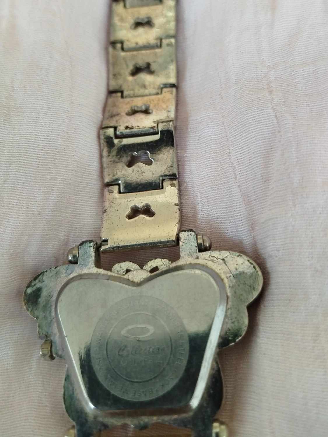 Silverfärgad klocka med fjäril och stenar - 1