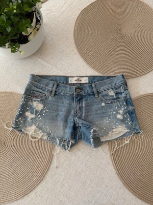 Hollister lågmidjade jeansshorts  - Storlek W23 ~ XXS. Rakt över midjemått: 36cm. Skickas inom 24h. Se liknande plagg i min profil! 